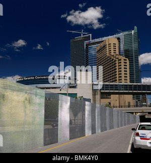 Disruptive Sicherheitszaun in Vorbereitung auf die Kontrolle der Massen auf dem G20-Gipfel im Zentrum von Toronto Convention Centre Stockfoto