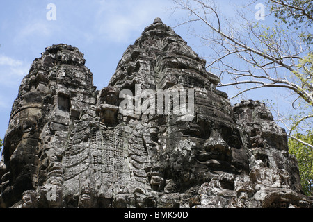 Die lächelnden Gesichter der Bodhisattvas auf das Südtor, Angkor Thom in Kambodscha Stockfoto