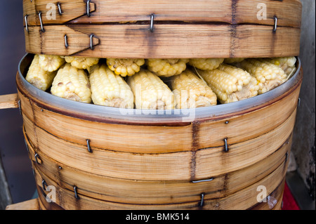 Mais auf die Cob street Food in Bambuskörben, Shanghai, China Stockfoto