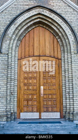 Massive Kirche Eingangstüren Stockfoto