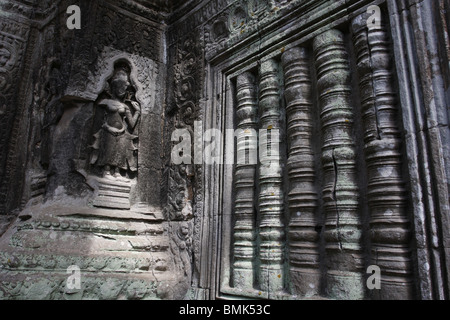 Ein Apsara an einer Wand in Ta Prohm Tempel, Angkor, Kambodscha Stockfoto