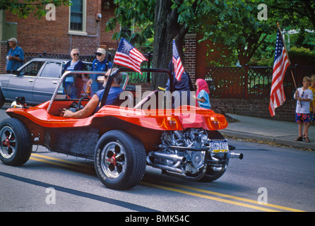 Aus Straße maßgeschneiderte Auto Kleinstadt Americana patriotischen Parade Fahnen USA amerikanische Stockfoto