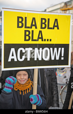 Lächelnde Junge holding Plakat zur Demonstration und März vor dem Parlament Gebäude in Kopenhagen die UN-Klimakonferenz COP 15. Stockfoto