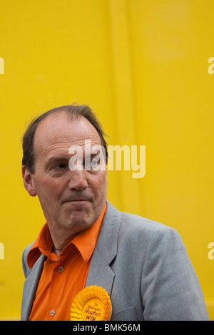 Simon Hughes MP, aus Canvessing in seinem Wahlkreis Bermondsey und alte Southwark. 6. Mai 2010 Stockfoto