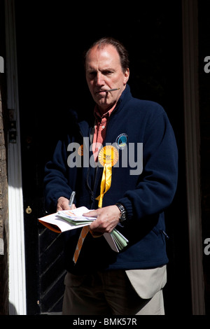 Simon Hughes, MP für Bermondsey und alte Southwark, Kundenwerbung für die Unterstützung während der Wahlen von 2010. Stockfoto