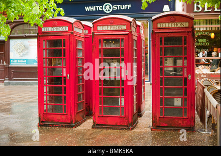 6 sechs rote Telefonzellen UK Stockfoto