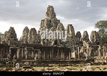 Der Bayon, eines der größten Denkmäler in der Angkor Archäologische Park, erbaut im 12. Jahrhundert, vor dem Monsun-Himmel. Stockfoto