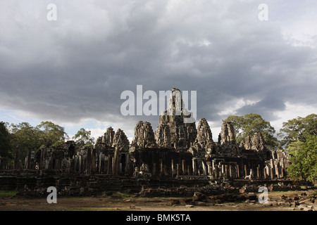 Der Bayon, eines der größten Denkmäler in der Angkor Archäologische Park, erbaut im 12. Jahrhundert, vor dem Monsun-Himmel. Stockfoto