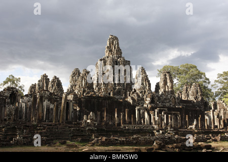 Der Bayon, eines der größten Denkmäler in der Angkor Archäologische Park, erbaut im 12. Jahrhundert, vor dem Monsun-Himmel. Stockfoto