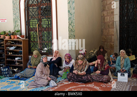 Bursa Emir Sultan Emirsultan Camii Moschee Türkei Anatolien Frauen beten Stockfoto