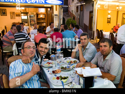 Bursa Street Nacht Restaurant Sakarya paar Türkei Anatolien Stockfoto