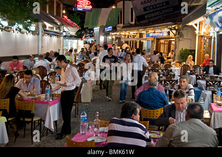 Bursa Street Nacht Restaurant Sakarya paar Türkei Anatolien Stockfoto