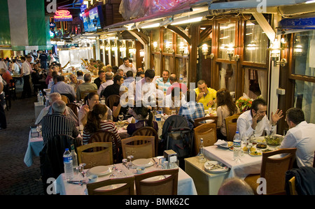 Bursa Street Nacht Restaurant Sakarya paar Türkei Anatolien Stockfoto