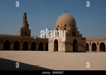 Innenhof mit gewölbten Waschung Brunnen der Ibn-Tulun-Moschee, Kairo, Al Qahirah, Ägypten Stockfoto