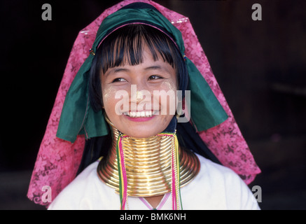 Einige Frauen von den Karen Paduang "Langhals" Bergvölker im Norden Thailands durch die Messingringe leicht identifiziert werden um den Hals gewickelt. Stockfoto