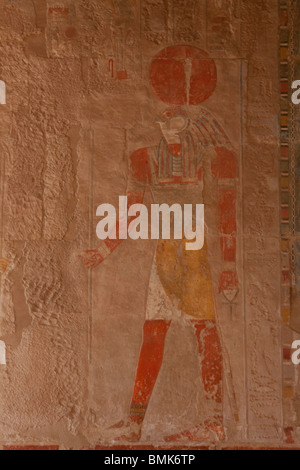 Relief der Gott Horus in der Kapelle des Anubis in der Hatschepsut-Tempel in Theben (Deir-el-Bahri), Qina, Ägypten Stockfoto