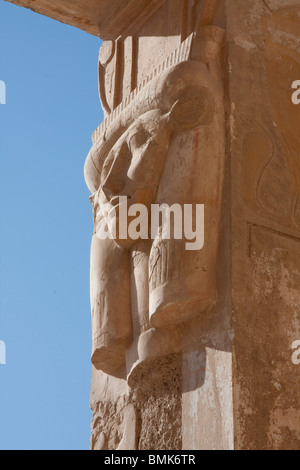 Spalte mit Hathor Kapital in der Kapelle der Hathor in der Hatschepsut-Tempel in Theben (Deir-el-Bahri), Qina, Ägypten Stockfoto