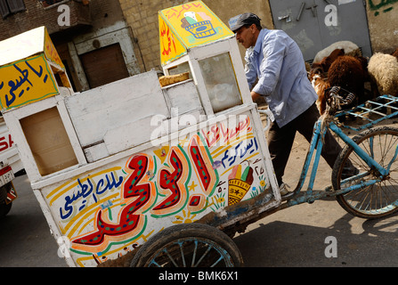 Eis Creme Hersteller, Souk Goma (Freitagsmarkt), Wochenmarkt, südliche Friedhöfe, Khalifa Viertel, Kairo, Ägypten Stockfoto