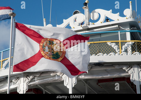 Die Florida State Flag auf dem Jungle Queen-Restaurant-Boot zum Abendessen Kreuzfahrten in Fort Lauderdale, Florida, USA Stockfoto