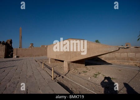 Gefallene Obelisk der Hatschepsut in Karnak Tempelanlage, Luxor, Qina, Ägypten Stockfoto