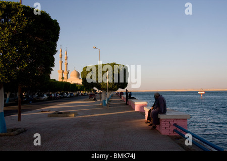 Corniche und Moschee von Hamza, Suez, Süd-Sinai, Ägypten Stockfoto