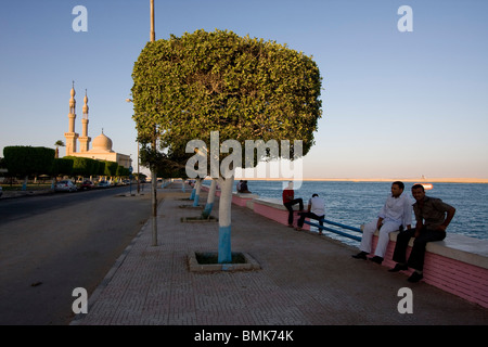 Corniche und Moschee von Hamza, Suez, Süd-Sinai, Ägypten Stockfoto