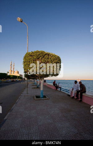 Corniche und Moschee von Hamza, Suez, Süd-Sinai, Ägypten Stockfoto