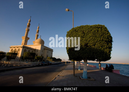 Corniche und Moschee von Hamza, Suez, Süd-Sinai, Ägypten Stockfoto