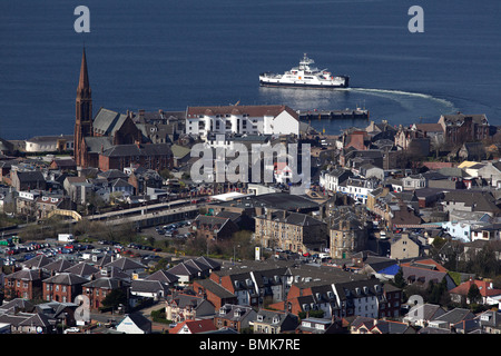 Blick vom Castle Hill über die Küstenstadt Largs, während eine Calmac-Fähre auf dem Firth of Clyde, North Ayrshire, Westküste von Schottland, Großbritannien, abfährt Stockfoto