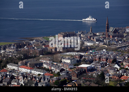 Blick vom Castle Hill über die Küstenstadt Largs, während eine Calmac Ferry auf dem Firth of Clyde, North Ayrshire, Westküste von Schottland, Großbritannien, anfährt Stockfoto