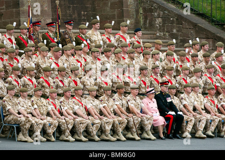 Die britische Königin Elizabeth II am Trommelfell Service und Afghanistan Dienst Medaille 1. Bataillon der Royal Welsh Stockfoto