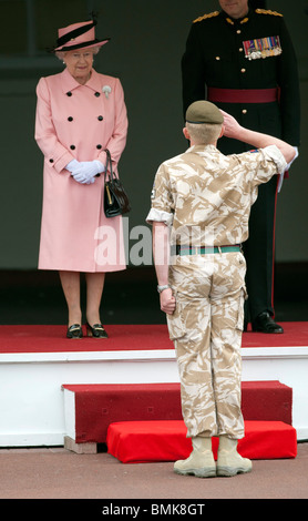 Die britische Königin Elizabeth II am Trommelfell Service und Afghanistan Dienst Medaille 1. Bataillon der Royal Welsh Stockfoto