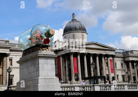 Nelsons Schiff in einer Flasche Skulptur und die National Gallery, Trafalgar Square, London, England, UK Stockfoto