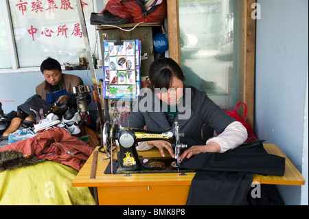 Frau mit alten Stil Nähmaschine, Shanghai, China Stockfoto