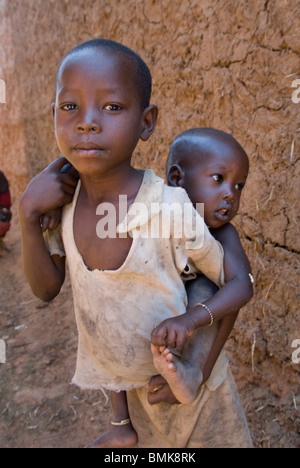 Äthiopien: Unteren Omo River Basin, Turmi, Montag Markt, junge Hamar Mädchen mit Baby auf dem Rücken Stockfoto