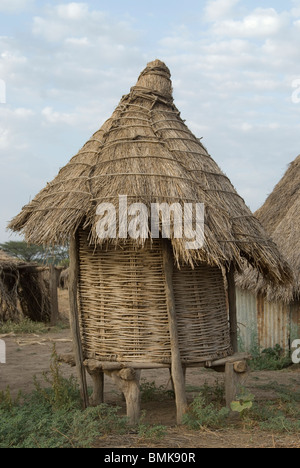 Äthiopien: Unteren Omo River Basin, Karo Dorf von Duss, strohgedeckten Hause auf Stelzen für Hühner Stockfoto