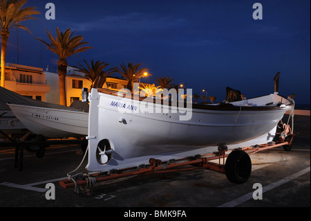 Kleines Spanisches Fischerboot oder Llaut, auf den Anhänger auf der Hafenseite, S'Algar, Menorca, Spanien, fotografiert in der Nacht Stockfoto