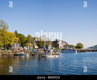 Lake Windermere und Ambleside Jugendherberge von Waterhead in Ambleside, Lake District, Cumbria, England UK Stockfoto