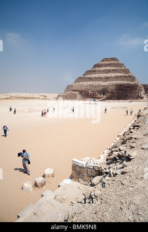 Touristen auf den Schritt Pyramide des Djoser in Sakkara, Ägypten Stockfoto