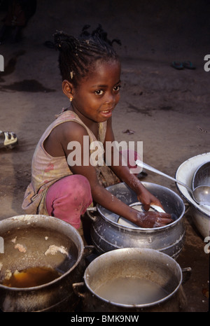 Ghana: Boku (Borong-Ahafo Region), junges Mädchen beim Abwasch im Dorf, März Stockfoto