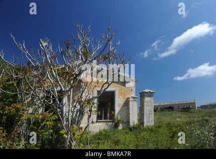 Verkommen Armee Baracke Gebäude La Mola, Mahon (Mao) Menorca, Spanien Stockfoto