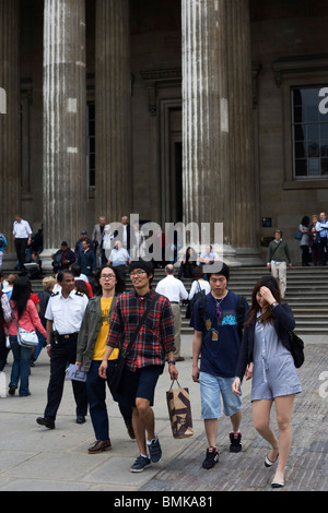 Besucher aus Asien im Londoner British Museum. Stockfoto