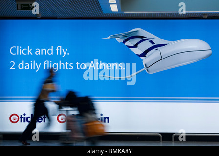 Verschwommenes Bild eines Passagiers ausgeführt, um ein Flugzeug mit einem Gepäckwagen, Rom, Italien Stockfoto