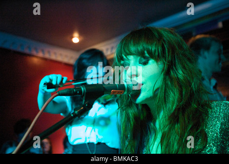 Kate Nash durchgeführt einen geheimen Gig im The Trinity Pub Egge Stockfoto