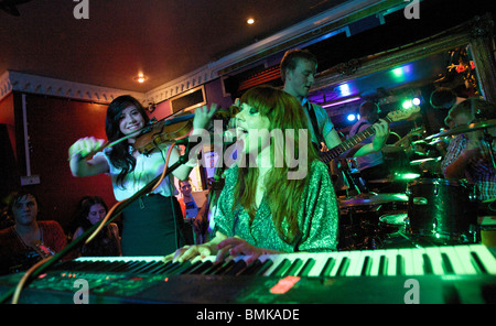 Kate Nash durchgeführt einen geheimen Gig im The Trinity Pub Egge Stockfoto