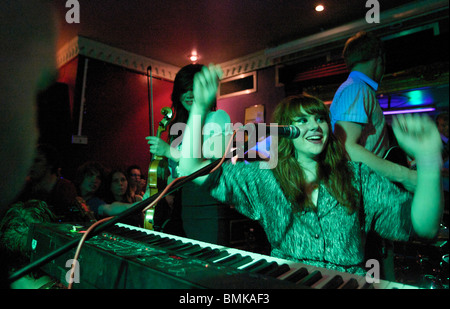 Kate Nash durchgeführt einen geheimen Gig im The Trinity Pub Egge Stockfoto