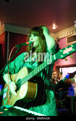 Kate Nash durchgeführt einen geheimen Gig im The Trinity Pub Egge Stockfoto