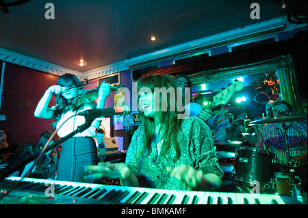 Kate Nash durchgeführt einen geheimen Gig im The Trinity Pub Egge Stockfoto