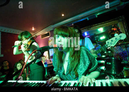 Kate Nash durchgeführt einen geheimen Gig im The Trinity Pub Egge Stockfoto