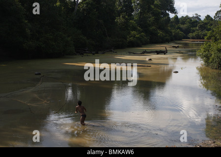 Ein Mann wirft sein Netz um Fische zu fangen, in den Gräben rund um Angkor Thom, Kambodscha Stockfoto